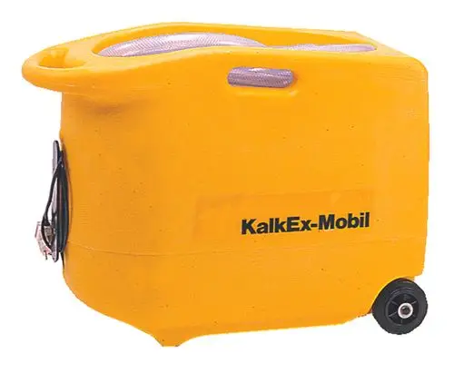 Gelber, mobiler Behälter mit Rollen und Kabel, auf dem das Logo "KalkEx-Mobil" zu sehen ist. Produkte von BWT für die schnelle Entkalkung.